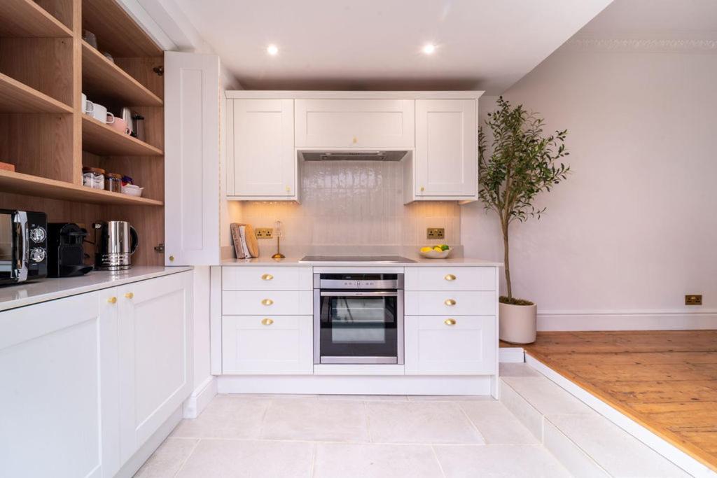 Elegant 3 Bedroom Home In The Centre Of Cheltenham Exterior foto